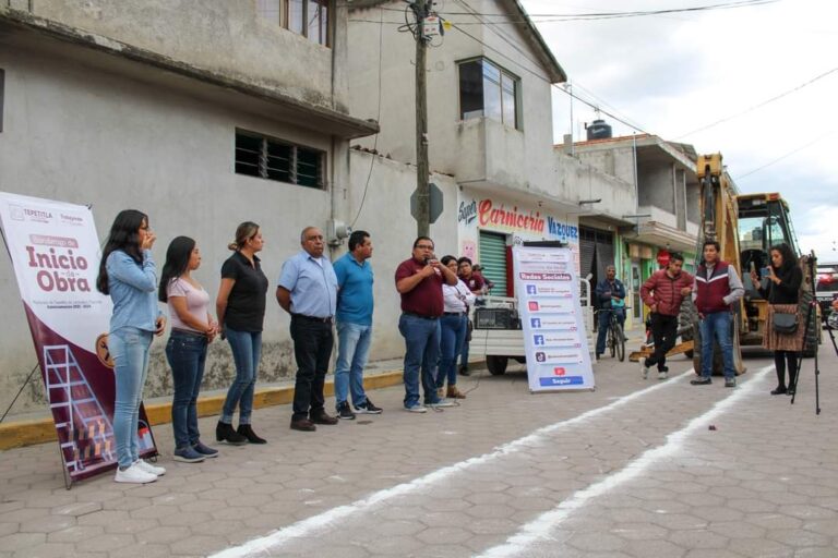 Da Alan Alvarado Islas banderazo de inicio de obra de construcción de drenaje sanitario en San Mateo Ayecac
