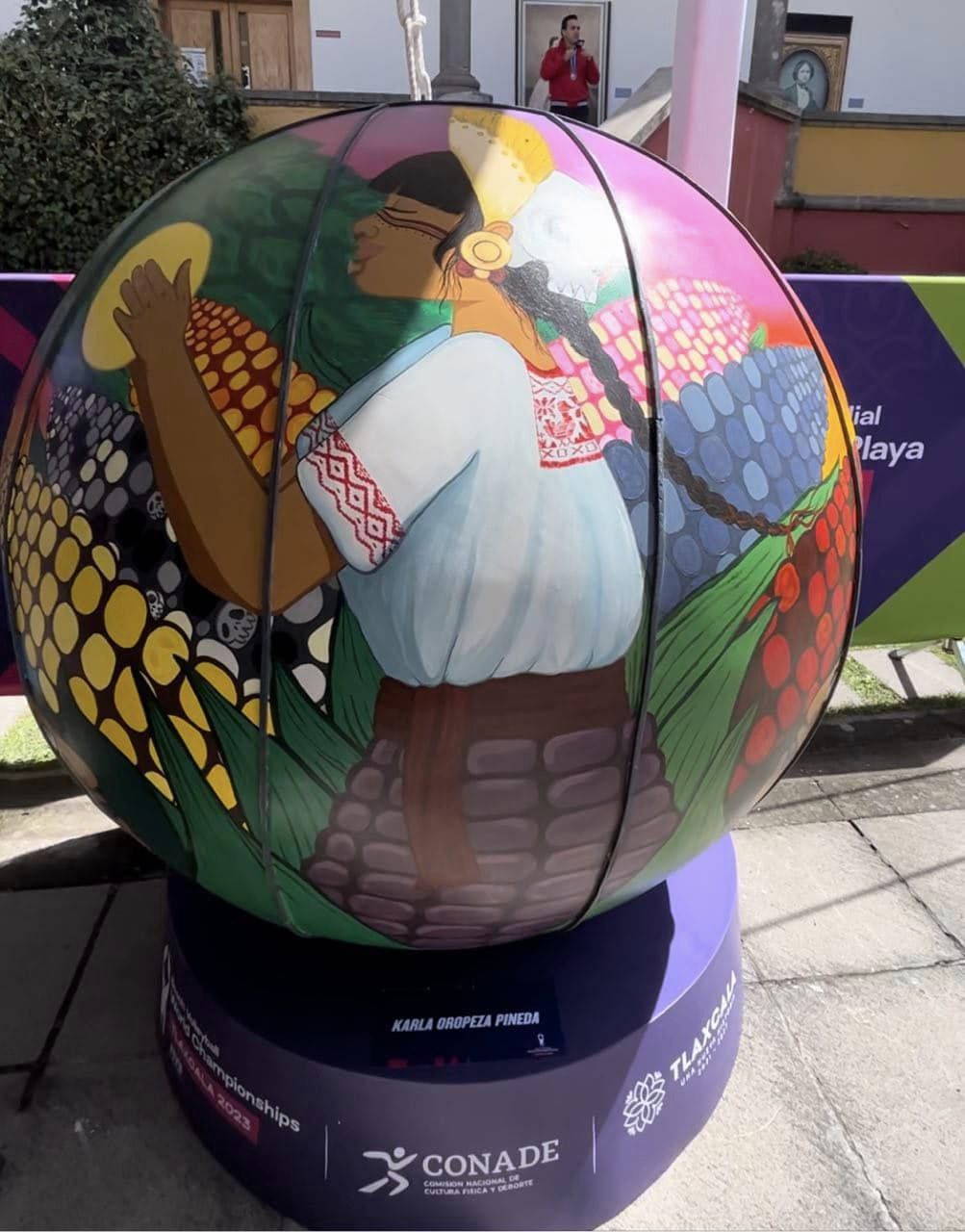 Artistas tlaxcaltecas explican su intervención en balones gigantes de Mundial Voleibol 2023 2 artistas tlaxcalatecas-cultura-artes visuales