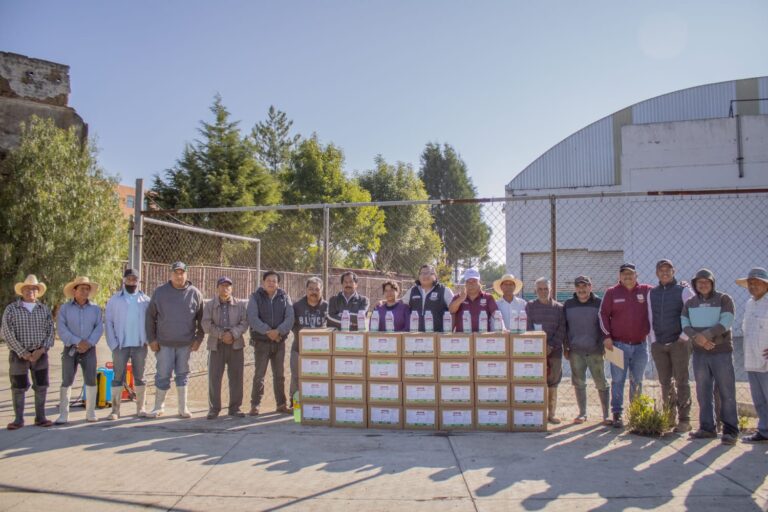 Entrega Alan Alvarado Islas herbicida para los módulos de riego municipales