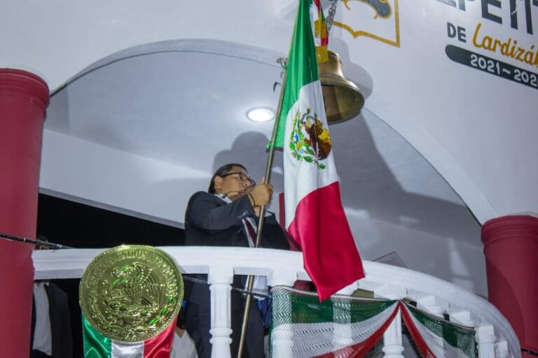 Dan grito de Independencia en Tepetitla de Lardizábal