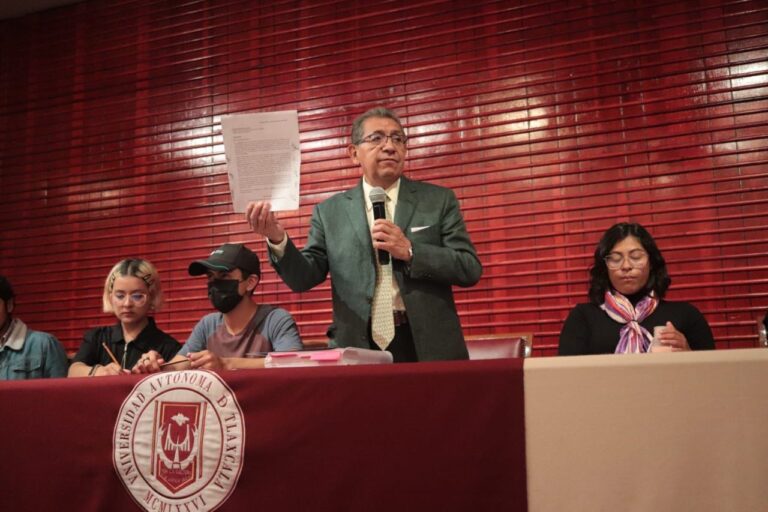 Rector de la UATx recibe peticiones del alumnado tras agresión de su sobrina a Laura N.