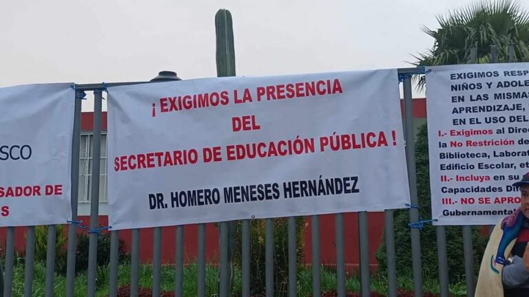 Se manifiestan en telesecundaria de Apizaco por supuestos actos de discriminación