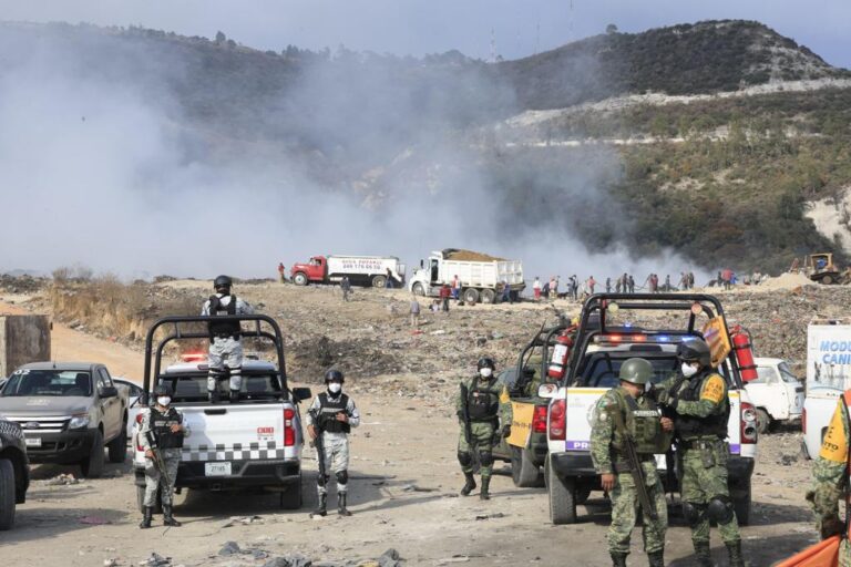 Gobernadora declara emergencia ambiental por incendio en relleno sanitario de Panotla