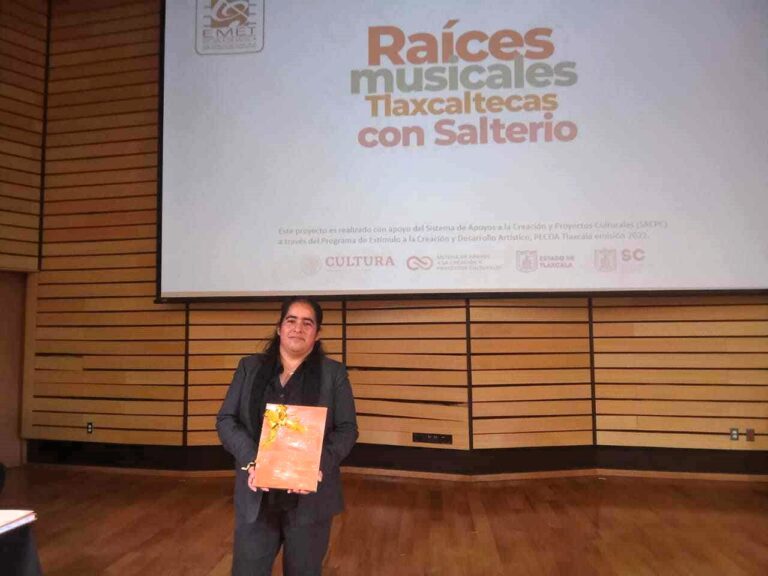 María de los Ángeles Herrera rescata antiguas partituras del salterio tlaxcalteca