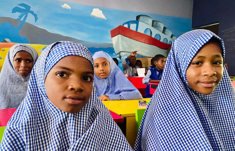 Los niños de una comunidad nómade en Nigeria van a la escuela por primera vez