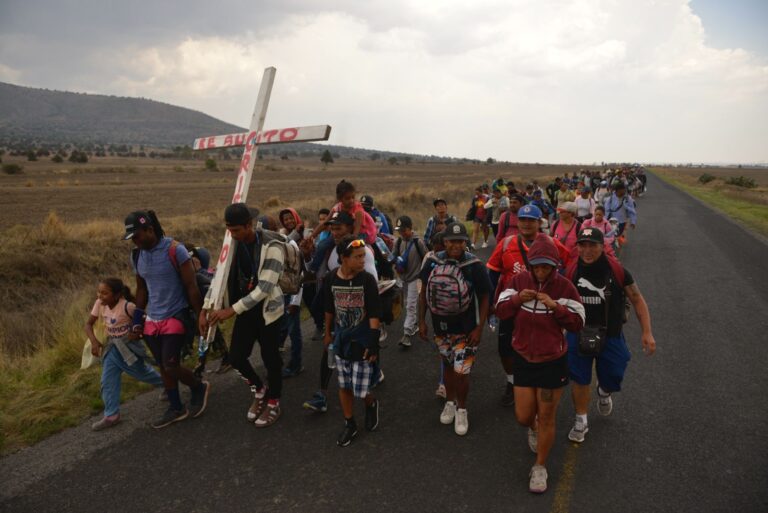 Migrantes abandonan Tlaxcala tras recibir ayuda y enfrentar hostigamiento