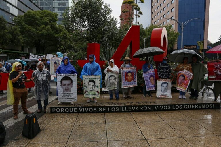 Familiares de los 43 critican al gobierno federal por falta de transparencia en el caso Ayotzinapa