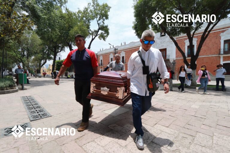 Con ataúd familiares y activistas protestan afuera de Palacio de Gobierno