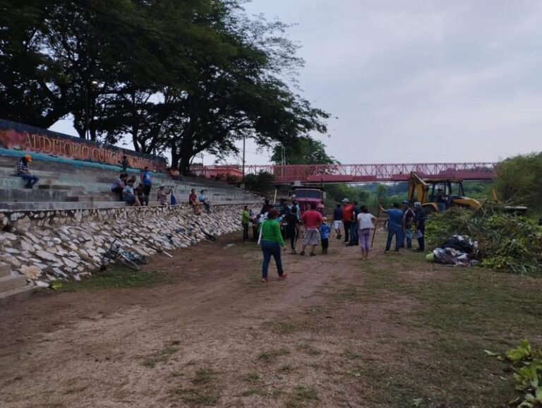 Emprenden jornada de limpieza por río contaminado en Juchitán, Oaxaca