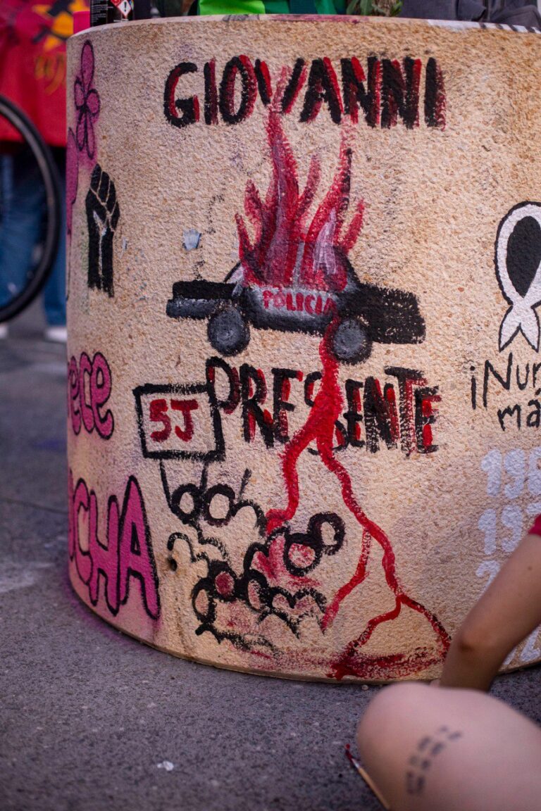 “A ustedes les sobra impunidad, a nosotras creatividad”: Demandan justicia a cuatro años del Halconazo Tapatío y a uno del retiro del Antimonumento 5J
