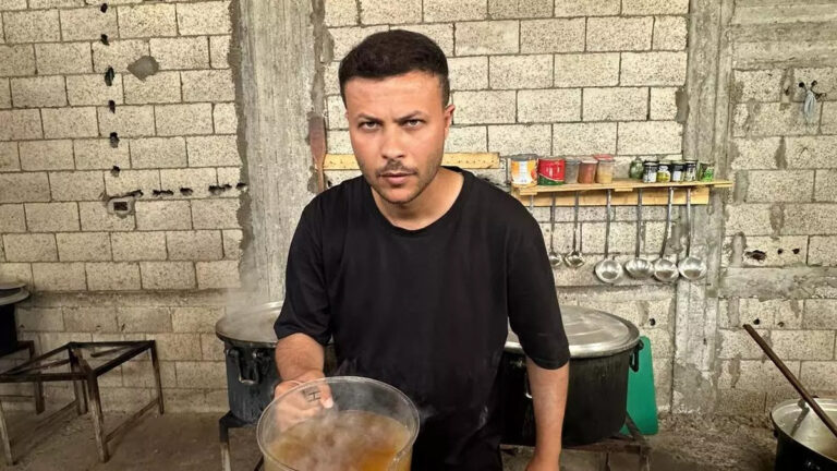 Un influencer gastronómico palestino le pone “amor y resistencia” a sus platos para alimentar a los desplazados en Gaza