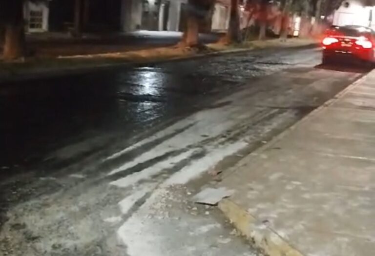 (VIDEO) Fuga de aguas negras de la Secundaria Presidente Juárez afecta a vecinos de La Loma Xicohténcatl; piden intervención urgente