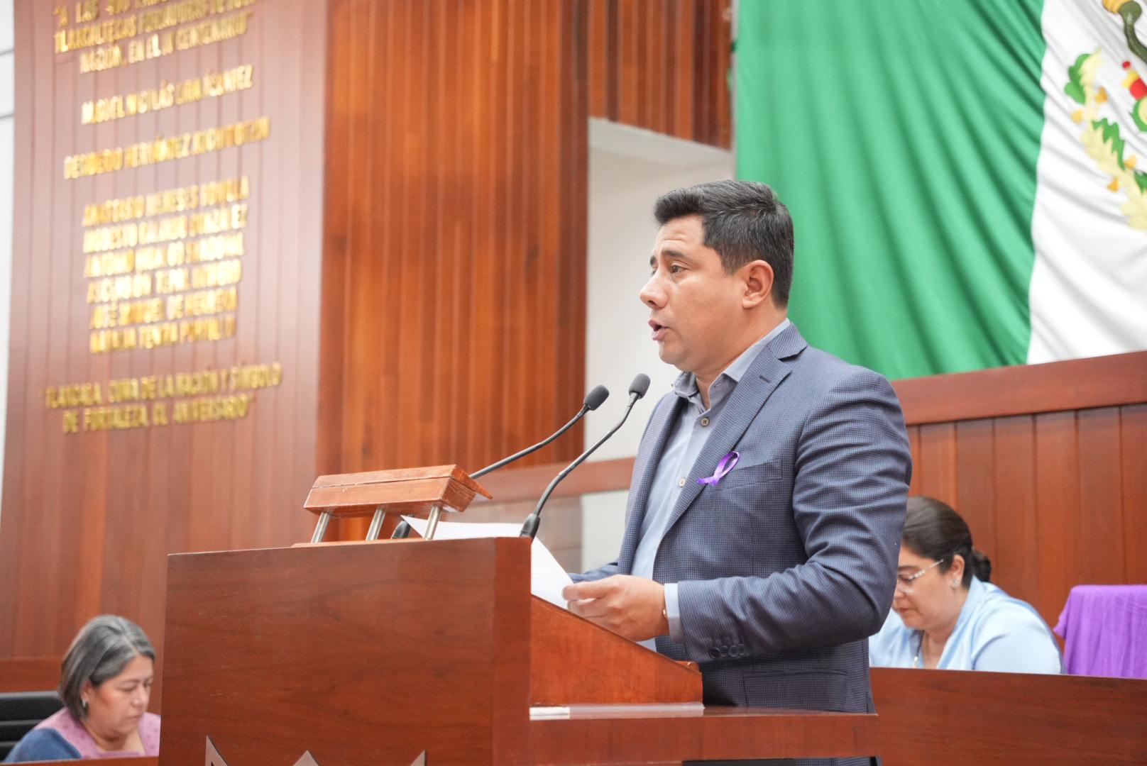 A pesar de señalamientos, cambian Ley de Notariado; diputadas con pancartas pero sin legislar sobre mujeres 1 Ley de Notariado en Tlaxcala