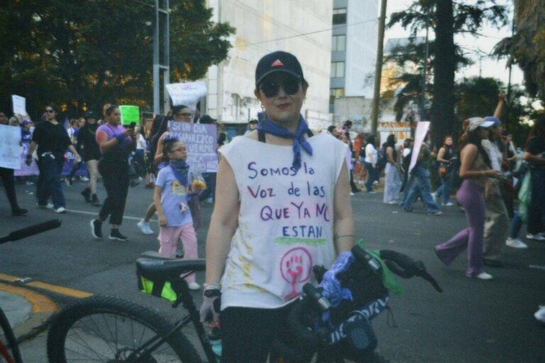 Mujeres pedaleando por la libertad y la seguridad