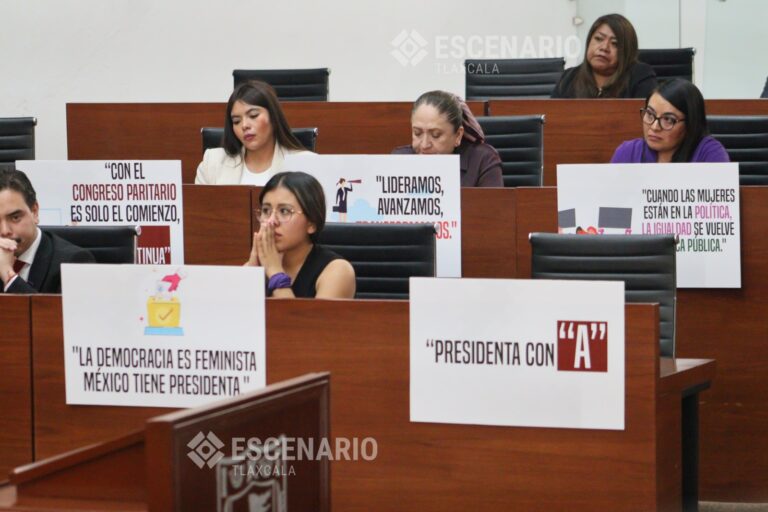 A pesar de señalamientos, cambian Ley de Notariado; diputadas con pancartas pero sin legislar sobre mujeres