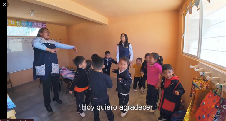 A Sheinbaum no le gusta esto: Mariana Cuéllar canta «el amor es gratuito» y «si tú me quieres» usando poblaciones vulnerables