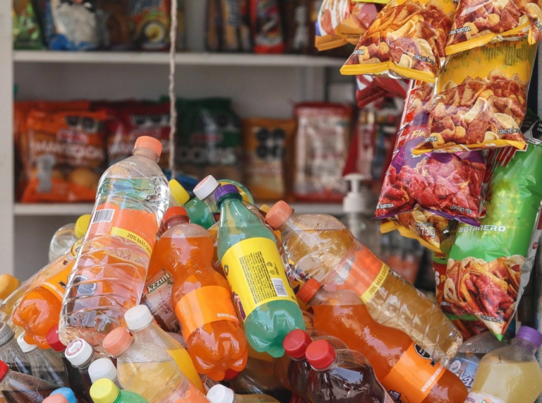 Alimentos ultra procesados: 90% de las infancias consumen bebidas azucaradas cotidianamente