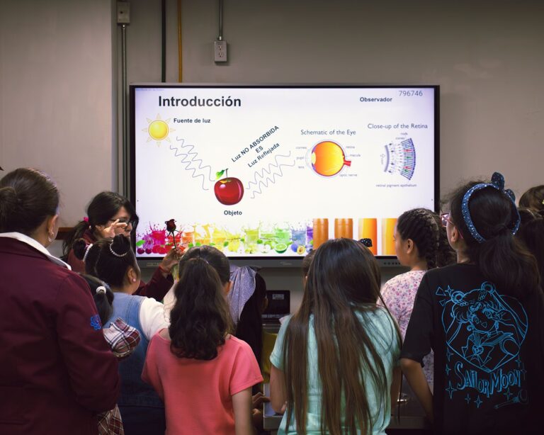 «Yo aprendí por el juego»: Colectiva Tecnologías Ardilleras fomenta la ciencia en las niñas a través del juego