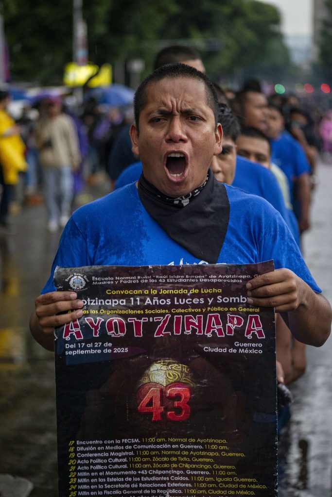 Ayotzinapa: 11 años después, familias exigen justicia, verdad y extradiciones en el Zócalo