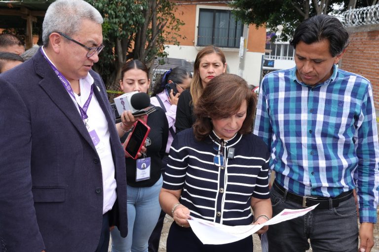 Homero Meneses sostiene derecho a la educación en la primaria Emiliano Zapata; pero padres de familia dicen que es mentira
