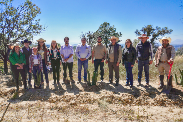 Foro jinetes del agro por la reforestación de Atltzayanca plantan 1500 magueyes en el cerro de San Gabriel