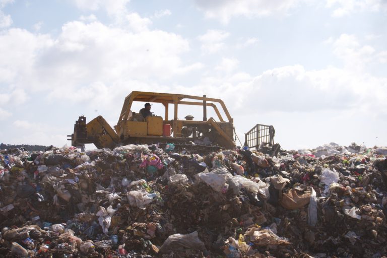 Relleno sanitario de Atlangatepec opera con emergencia para cumplir con el servicio, entre riesgos y contención