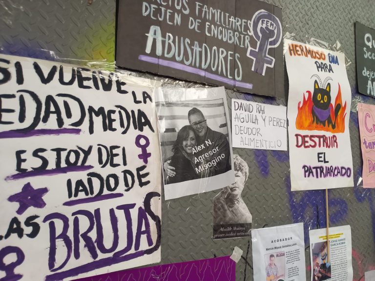 8M2026: Comunicadores, funcionarios, coordinadores y directores de escuela entre los señalados en tendederos