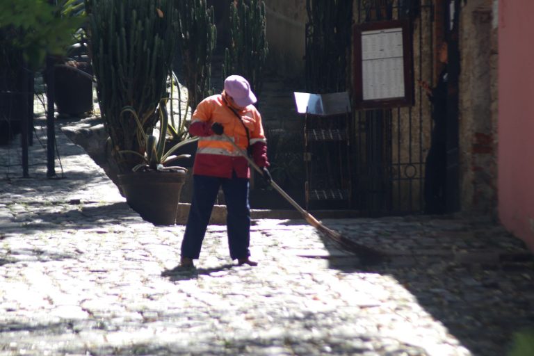 Recolectores de basura del centro de Tlaxcala denuncian hostigamiento, discriminación y condiciones laborales insalubres