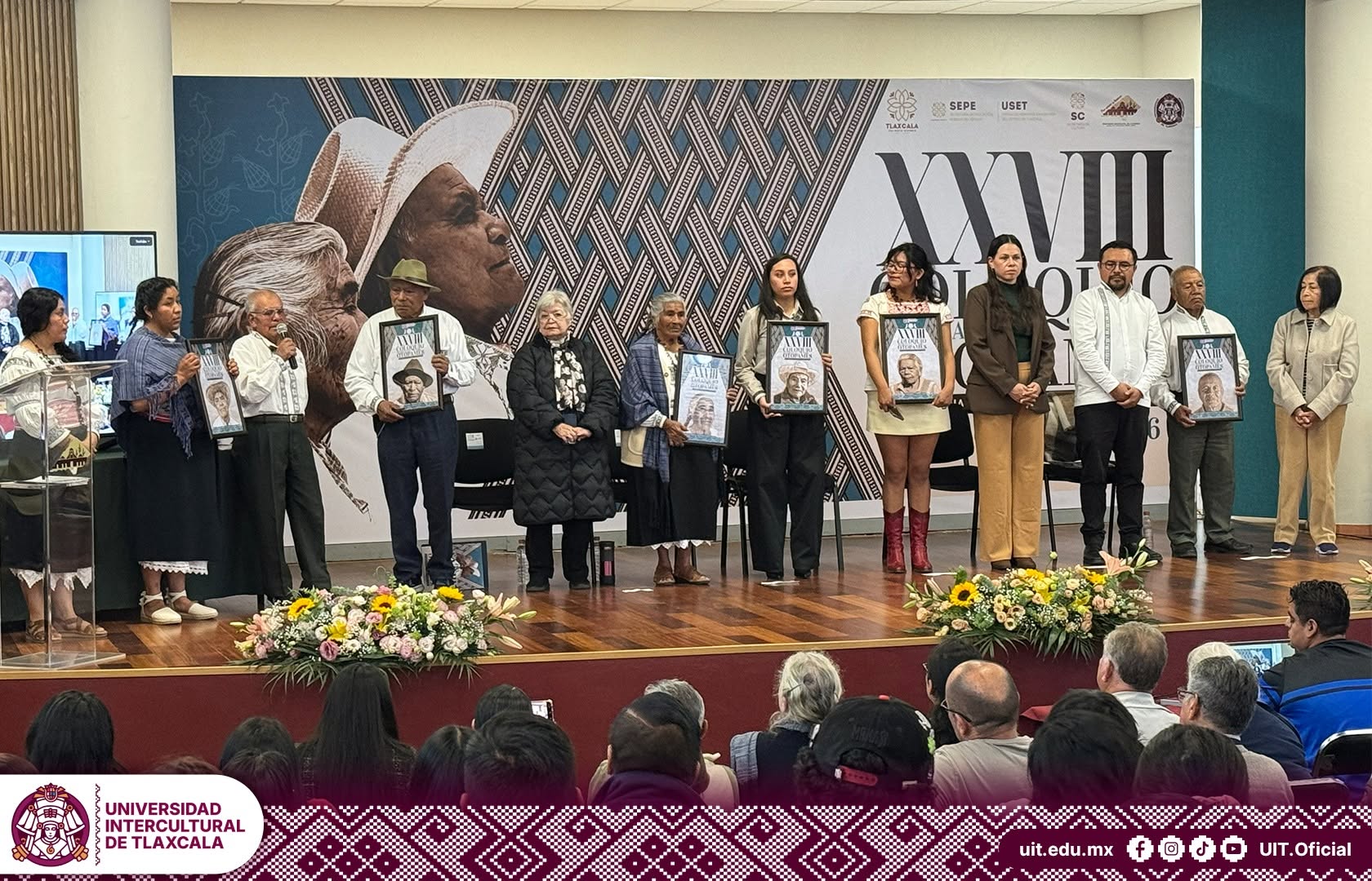 Reconocen a sabias y sabios de San Juan Ixtenco; fotos de Escenario Tlx, parte del homenaje